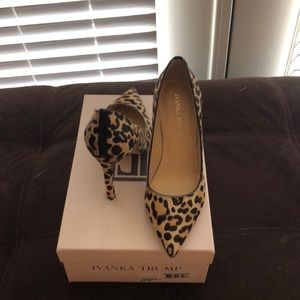 Brown multi pony hair pumps